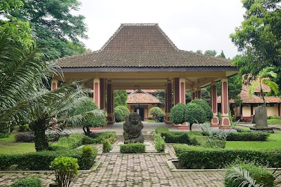 Pendopo Taman Luar